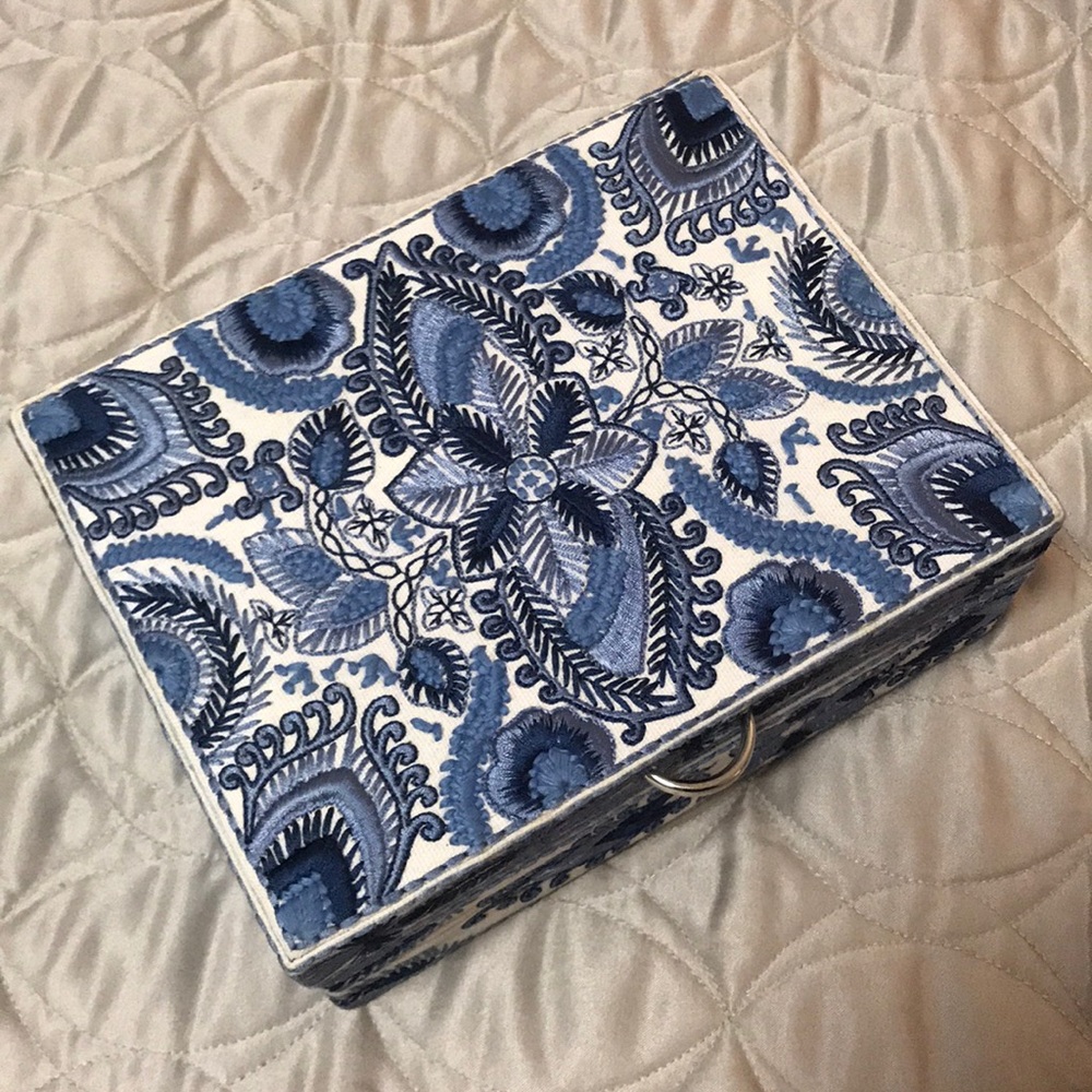 NWT Floral Embroidered Travel Jewelry Box